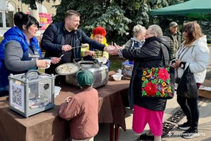 Очільник громади на Волині пригощав земляків їжею з польової кухні (Фото)