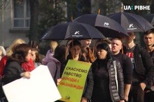 З чорними парасольками проти торгівлі людьми: у Рівному влаштували тематичну акцію