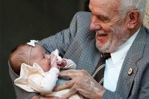 Австралієць врятував 2,5 мільйона немовлят