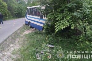 На Рівненщині маршрутка збила семирічного велосипедиста. Хлопчик у лікарні