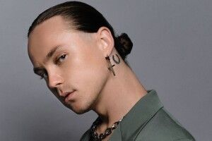Український артист не стримав емоцій через звільнення його міста від окупантів (Фото)