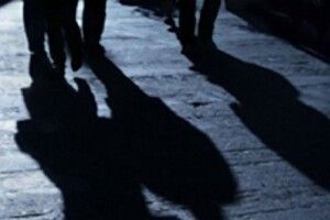 Приходять з мішками: з-під школи на Волині селяни крадуть... паливні брикети