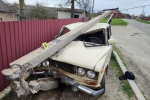 Далеко не заїхали: жителів Рівненщини на крадених авто «спинили» стовп і дерева (Фото)