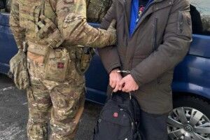 У Києві вітчим роками ґвалтував дівчинку, а матір допомагала продавати порно