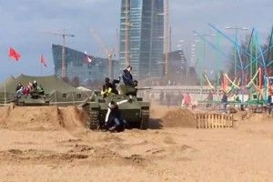 У Санкт-Петербурзі танк наїхав на відвідувачів виставки