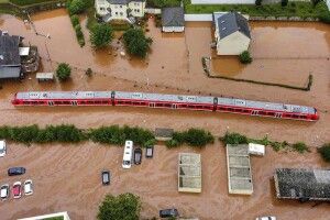 Повінь зруйнувала залізницю між двома європейськими містами 