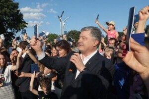 Порошенко в річницю безвізу: це історія успіху України, символ прощання із «совком»