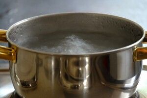 Однорічна дитина вилила на себе каструлю окропу