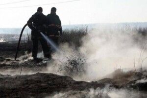 Загоряння торфу на Камінь-Каширщині гасили рятувальники і місцеві мешканці 