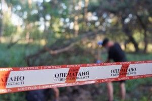 З тросом на руках і шиї: на Київщині в лісі знайшли тіло закатованого росіянами українця  