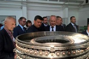 Володимир Гройсман у Луцьку розглядає потужності ремонтного заводу «Мотор» (Фото)