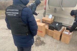 На Волині та Рівненщині правоохоронці затримали два автомобілі з 17 ящиками сигарет