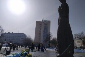Кілька сотень лучан прийшли вшанувати Лесю Українку в її день народження (Фото)