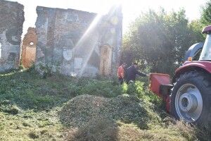 Біля Луцька очистили садибу відомої польської письменниці