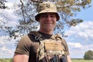 Рубає дрова та будує дім: на Волині прикордонник після ампутації руки ламає всі стереотипи