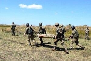 На Донбасі поранено військового