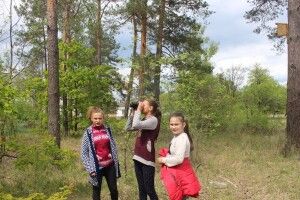Підкормільські п'ятикласники побачили шпака та синичку, а також астрагал і росичку (фото)