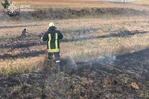 На Волині рятувальники досі приборкують наслідки людської недбалості