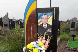На Волині з могили Героя вкрали тризуб (Фото)