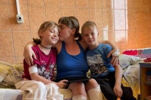 «Розплющила очі й побачила, що у дитини немає ніг»: історія мами і доньки, яким відірвало кінцівки (Фото)