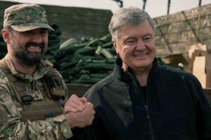 Порошенко привіз у стрілецький батальйон бронежилети, засоби зв’язку та «дещо зі зброї»