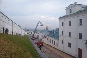 Горить Києво-Печерська лавра, є потерпілий: відео з місця події