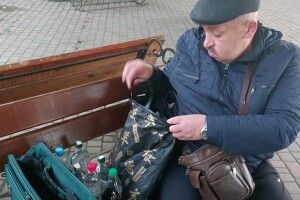 У Луцьку посеред автостанції чоловік продавав спиртне (Фото)
