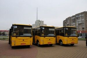 Трьом громадам на Волині передали чергову партію нових шкільних автобусів   