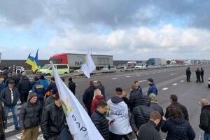 Аграрії перекрили дороги в кількох областях