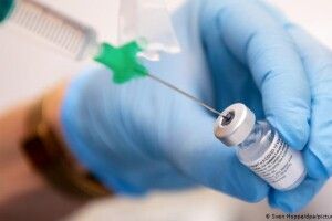  В Україні зафіксовано 126 повідомлень про побічні ефекти після щеплення, одну людину госпіталізовано