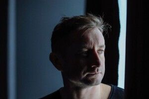 «Стіл був замалий»: Сергій Жадан продемонстрував купу грошей, які вдалося зібрати на концертах (Фото)