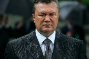 Януковичу та двом колишнім міністрам оборони заочно повідомили про підозру