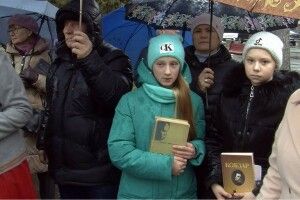 «Був у моєї прабабусі, потім бабусі, мами і тепер в мене» - волиняни прийшли до Шевченка з «Кобзарями»
