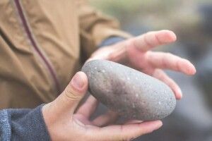 На Волині пенсіонерка кинула камінь у двері ТЦК, намагаючись врятувати сина