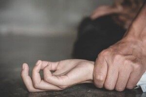На Рівненщині чоловік згвалтував вагітну односельчанку