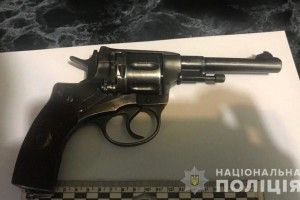 В електричці на Київщині працівник воєнізованої охорони відкрив вогонь з табельного нагана по трьох хуліганах