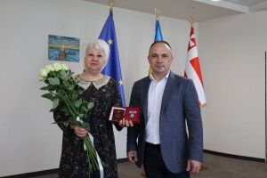 600 костюмів «примара» та тисячі сіток: волонтерка з Волині отримала нагороду від Президента