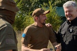 Дует «Валькірій» – Порошенко з Процишиним привезли артилеристам дрони для розвідки і коригування вогню