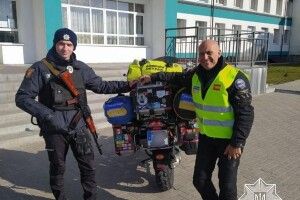 Іспанець на мотоциклі привіз на Волинь медикаменти (Фото)