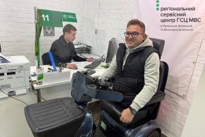 На Волині військовий на кріслі колісному успішно склав іспит на права