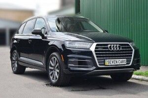 Котилася по дорозі: у Польщі українець загубив під час руху Audi Q7, яку віз на причепі