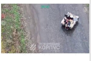 «Бабуся, сідай»: військові за допомогою робота евакуювали з «сірої зони» 77-річну жінку