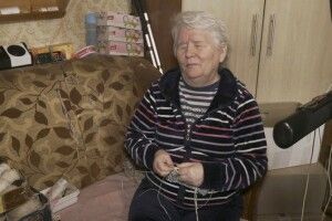 Голими руками не візьмеш: як незряча лучанка оберігає долоні волинських захисників (Відео)