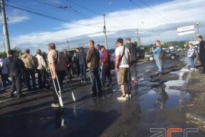 Перекрили вулицю та просять 200 мільйонів гривень на ремонт