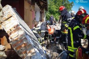 Трагедія на Львівщині: обвал стіни будинку забрав життя маленької дитини