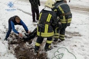 На Львівщині чоловік застряг у 3-метровій трубі й отримав переохолодження 