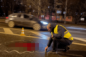 У Рівному пішохода збив легковик, а потім бус протягнув його кілька метрів (Фото, відео)