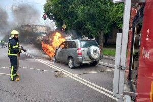 У Луцьку посеред дороги спалахнула автівка (Доповнено)
