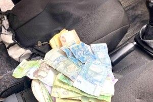 Чоловік хотів віддати поліцейським усі гроші, що мав