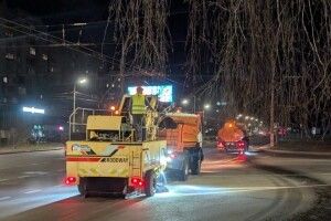 У Луцьку розпочали велике весняне прибирання вулиць та тротуарів (Фото)